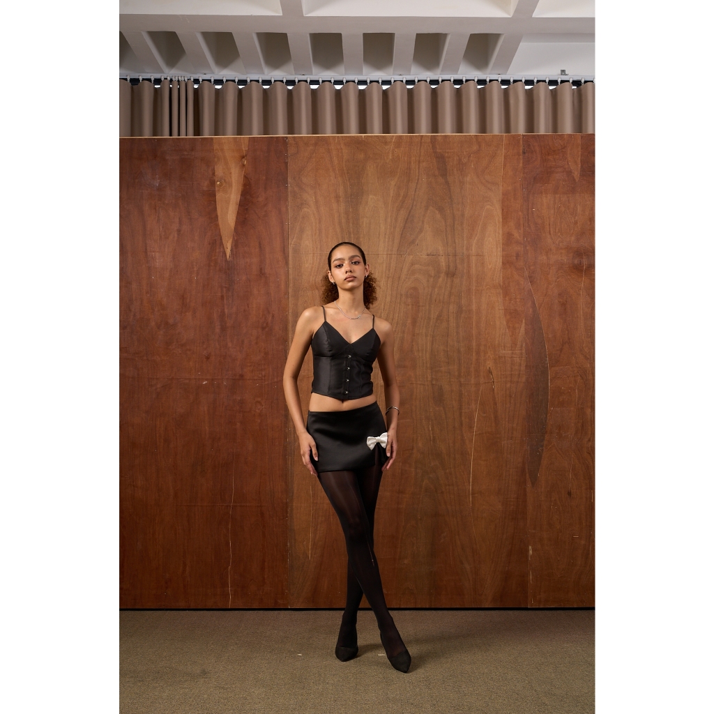KISS TOP Áo 2 Dây Corset Thắt Eo + BOW CORE MINI SKIRT Chân Váy Đen Đính Nơ Trắng