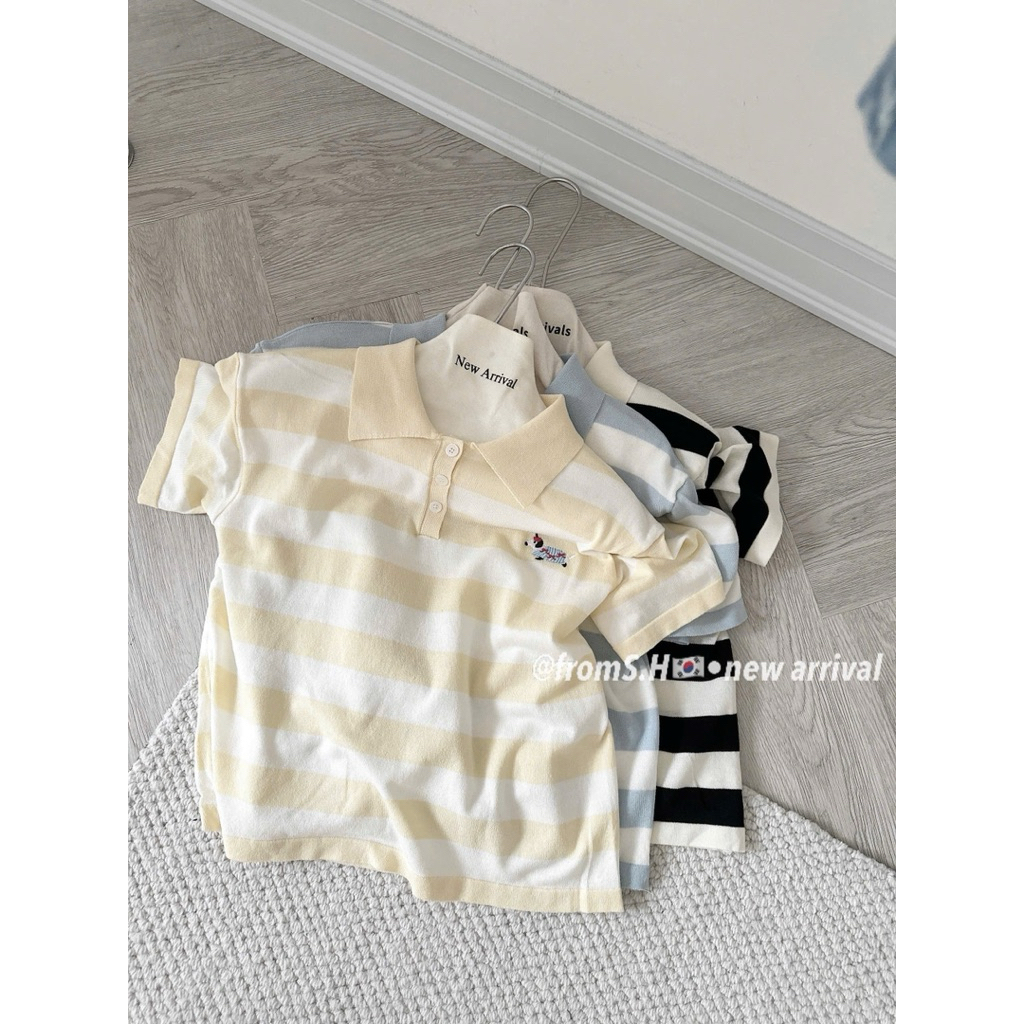 Áo len mongtoghi nữ cộc tay dáng polo cổ bẻ  kẻ ngang thêu hình thanh lịch basic Hàn Quốc - Sana closet