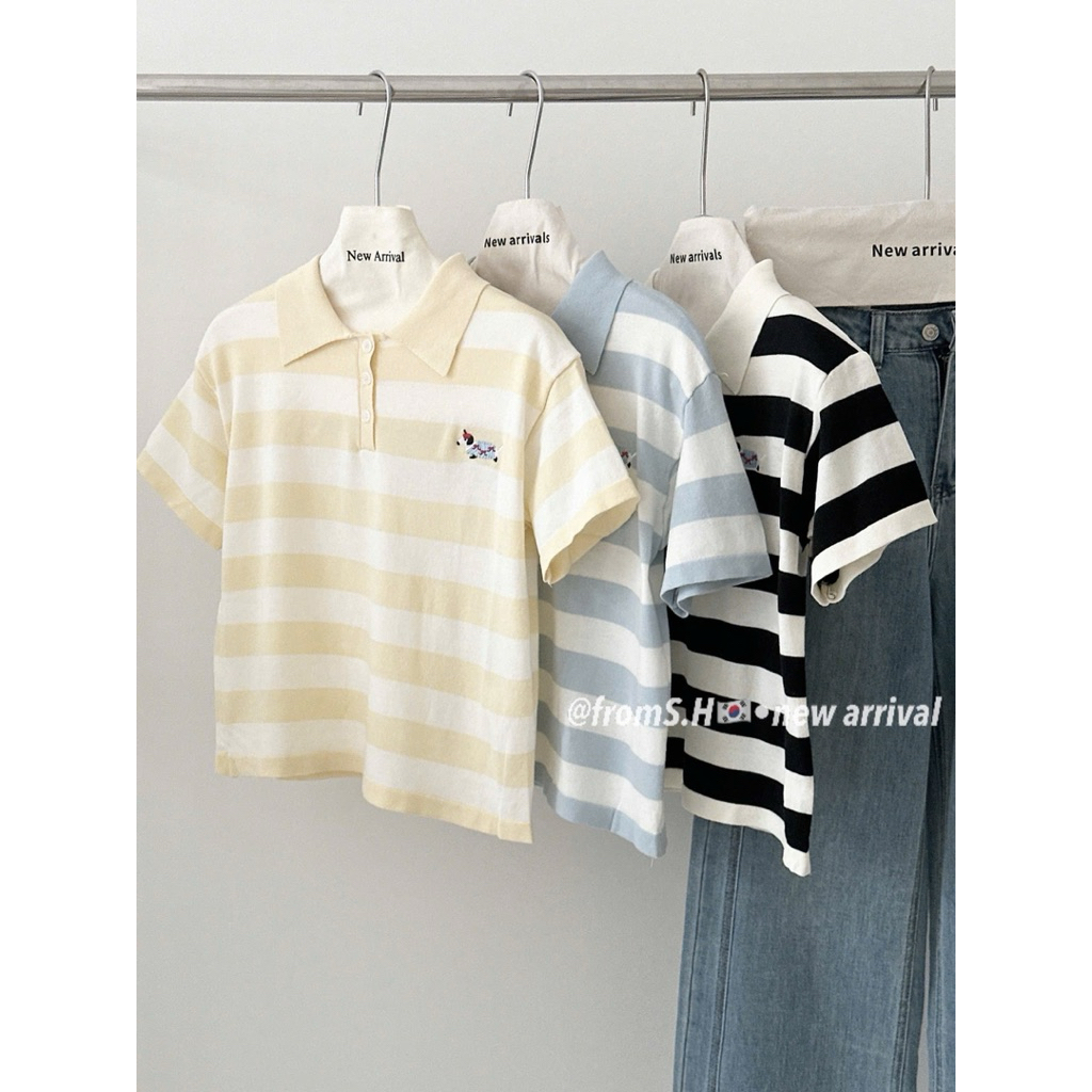 Áo len mongtoghi nữ cộc tay dáng polo cổ bẻ  kẻ ngang thêu hình thanh lịch basic Hàn Quốc - Sana closet