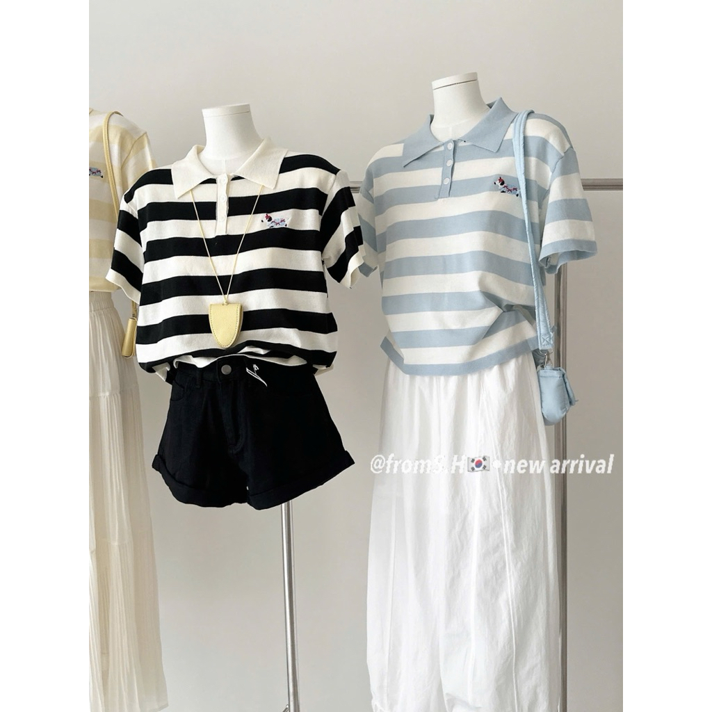 Áo len mongtoghi nữ cộc tay dáng polo cổ bẻ  kẻ ngang thêu hình thanh lịch basic Hàn Quốc - Sana closet