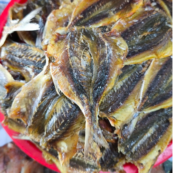 500g Khô Cá Chỉ Vàng Miếng Nguyên – Dạng Mặn Nhẹ, Dễ Chiên/Nướng