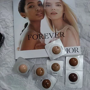 Kem Nền Forever Skin Glow Foundation