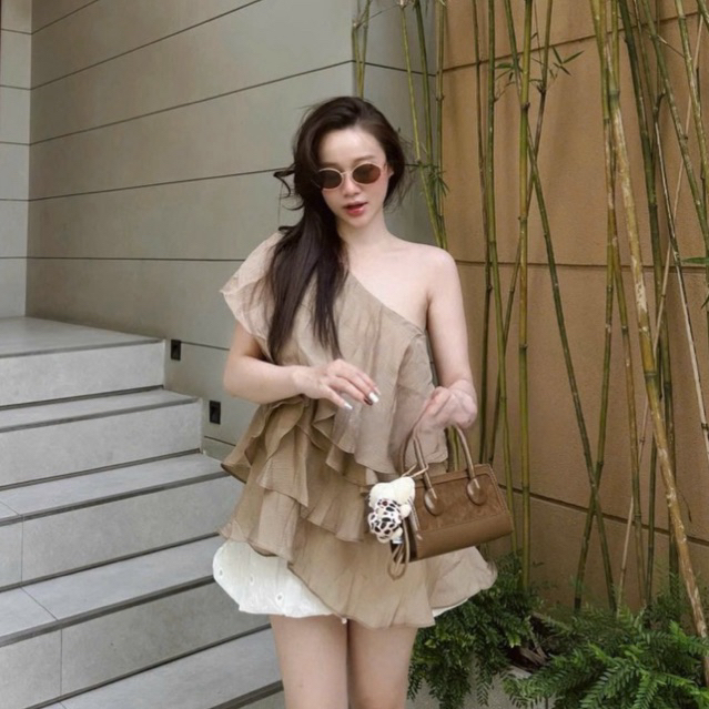 MIU.STUDIO • “Ella Top” Áo tơ bèo tầng thiết kế lệch vai phong cách nhẹ nhàng tiểu thư - 2 màu kem , nâu dễ phối đồ
