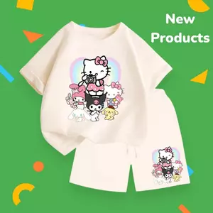 Bộ Tay Ngắn Cho Bé – Hình Hello Kitty Chụp Hình Cùng Nhóm Bạn, Vải Thoáng Mát Mặc Cả Ngày (M 209)