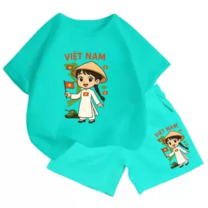 Bộ Cộc Tay cho bé – Hình cô gái áo dài Trắng cầm cờ Việt Nam, vải mềm mát, bé mặc dễ chịu (M 216)