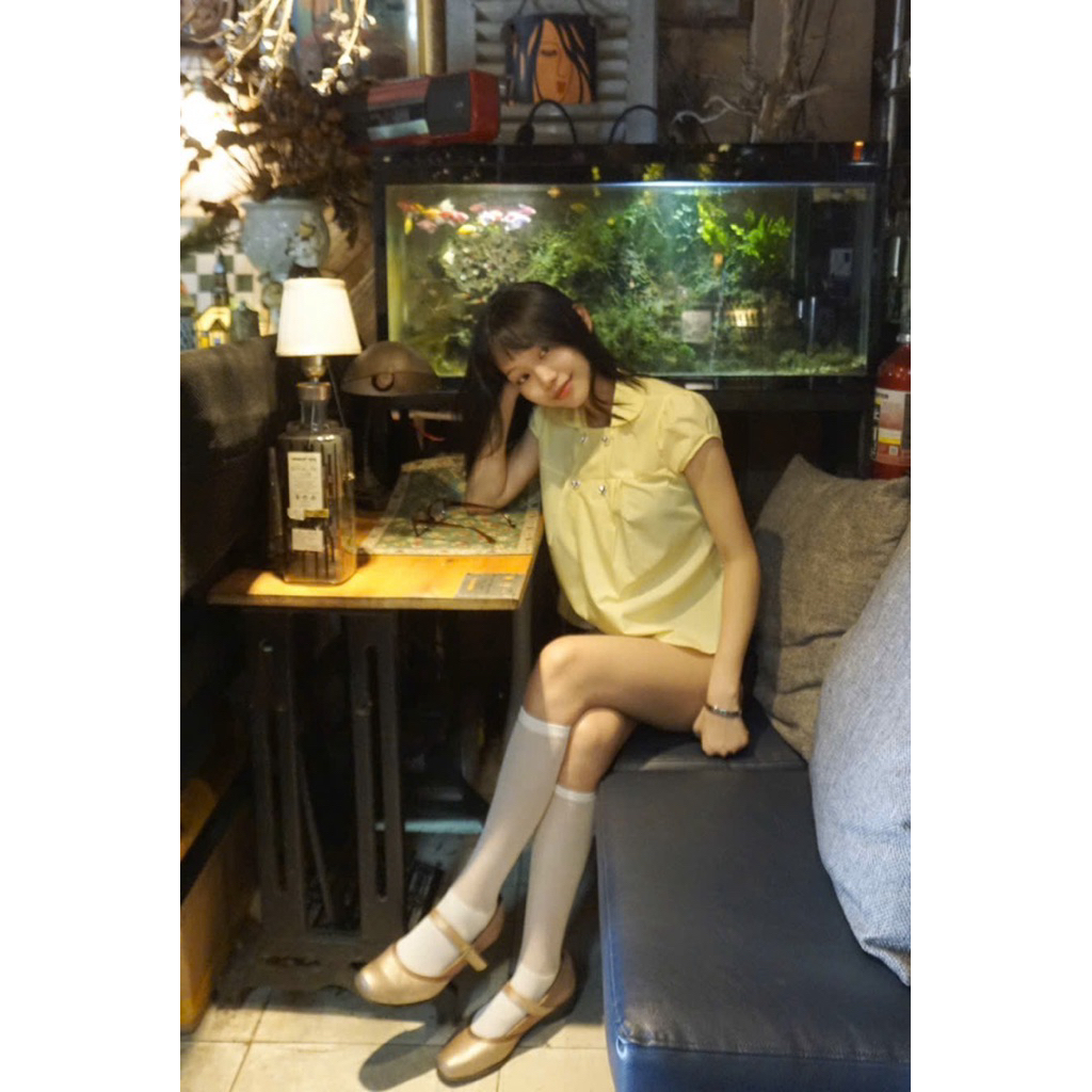 Áo Sơ Mi Cổ Tròn Mầu Vàng Chanh. Nút trái tim.