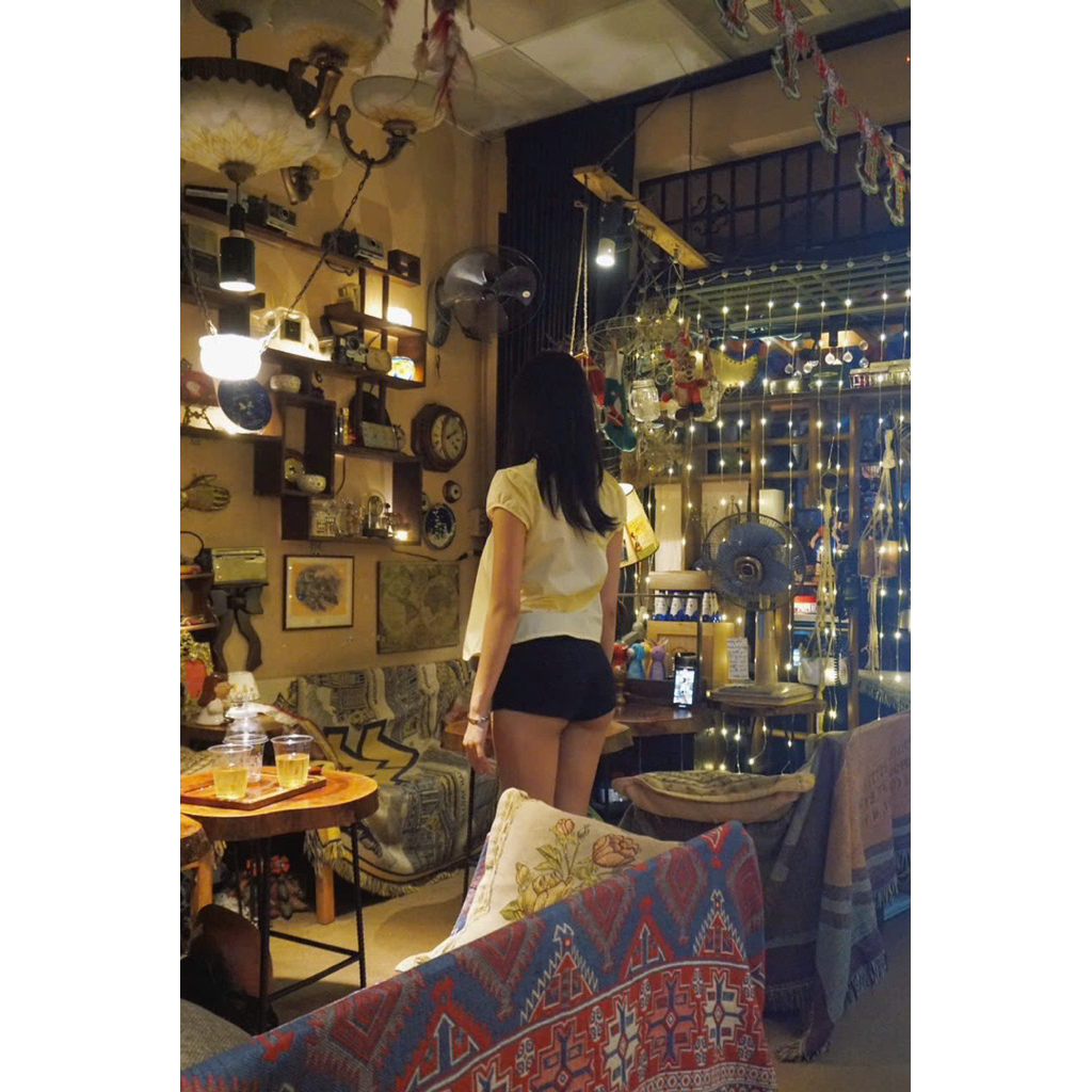 Áo Sơ Mi Cổ Tròn Mầu Vàng Chanh. Nút trái tim.