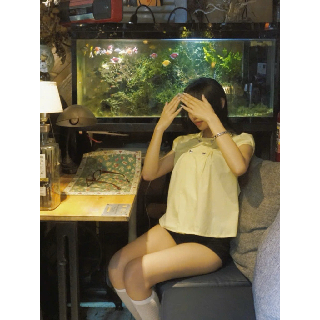 Áo Sơ Mi Cổ Tròn Mầu Vàng Chanh. Nút trái tim.
