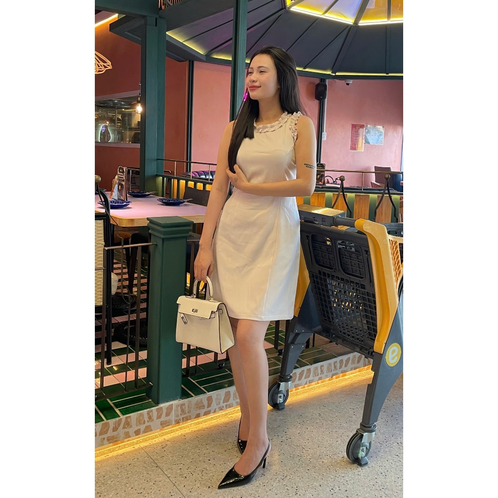 (Mới) LUMI – Đầm công sở nữ thiết kế sát nách cổ bèo dáng suông vải chéo Hàn, thanh lịch nhẹ nhàng