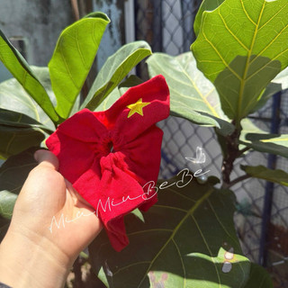 Dây cột tóc Scrunchie vuông đỏ in ngôi sao vàng Việt Nam thích hợp với các ngày lễ của Tổ Quốc