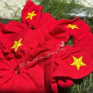 Dây cột tóc Scrunchie vuông đỏ in ngôi sao vàng Việt Nam thích hợp với các ngày lễ của Tổ Quốc