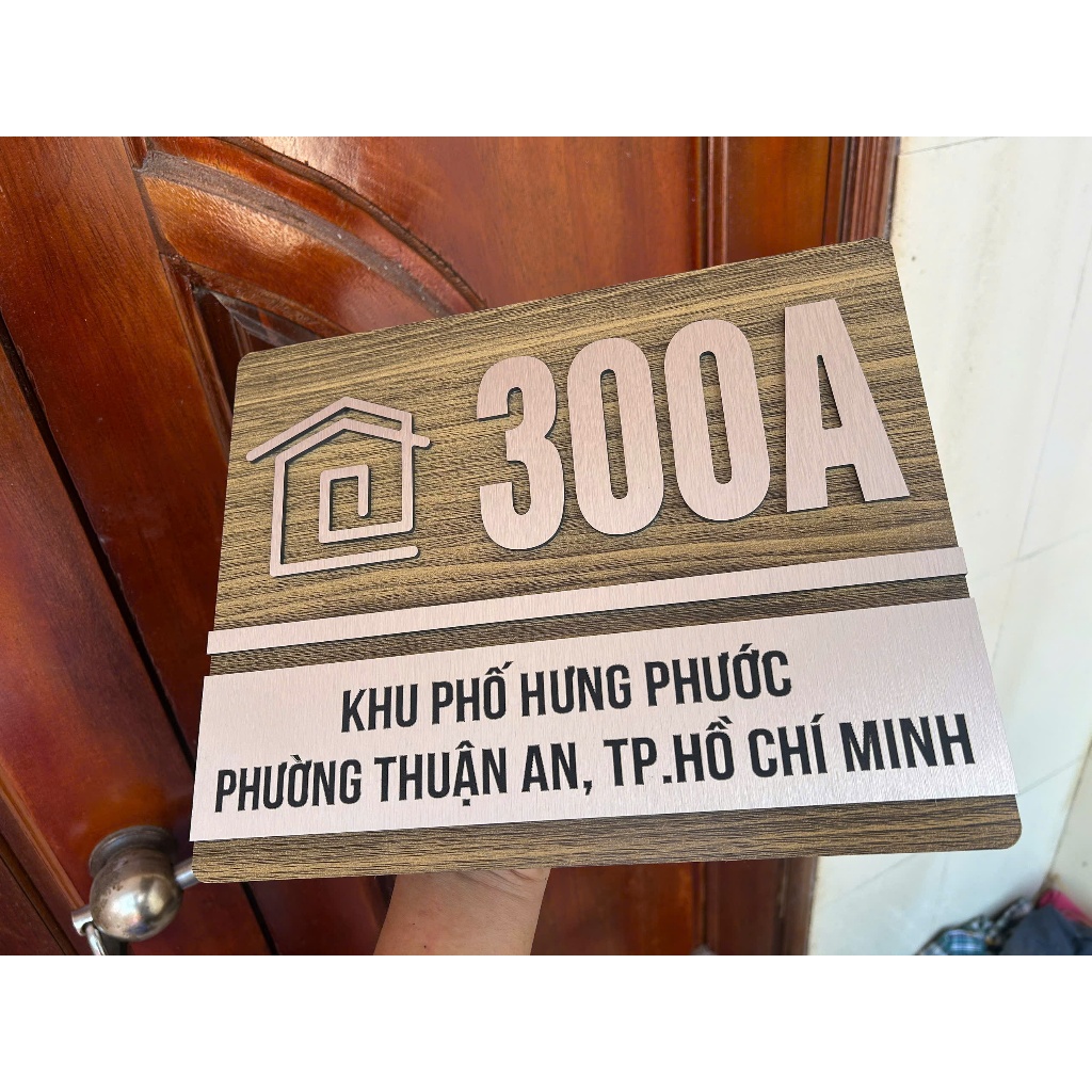 BIỂN SỐ NHÀ - Nền Alcorest vân gỗ, chữ alu xước bạc