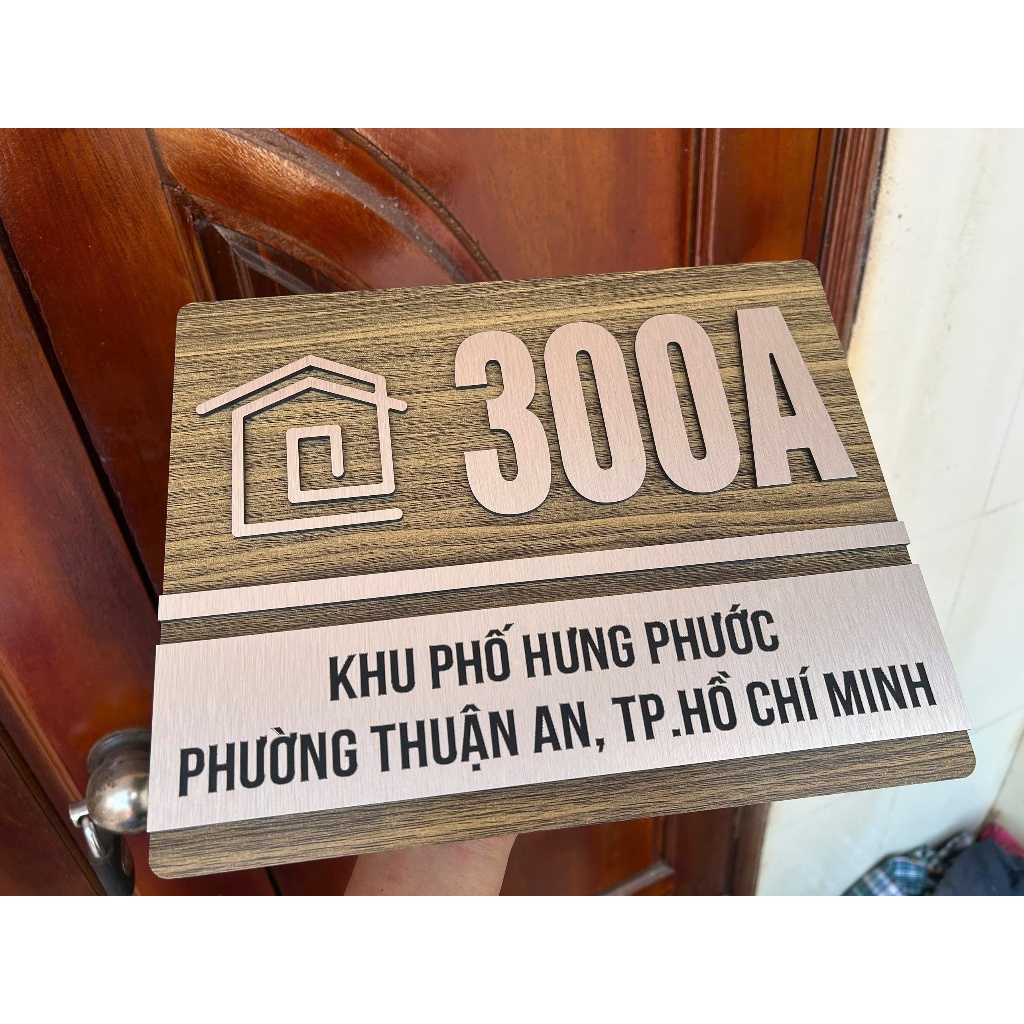 BIỂN SỐ NHÀ - Nền Alcorest vân gỗ, chữ alu xước bạc