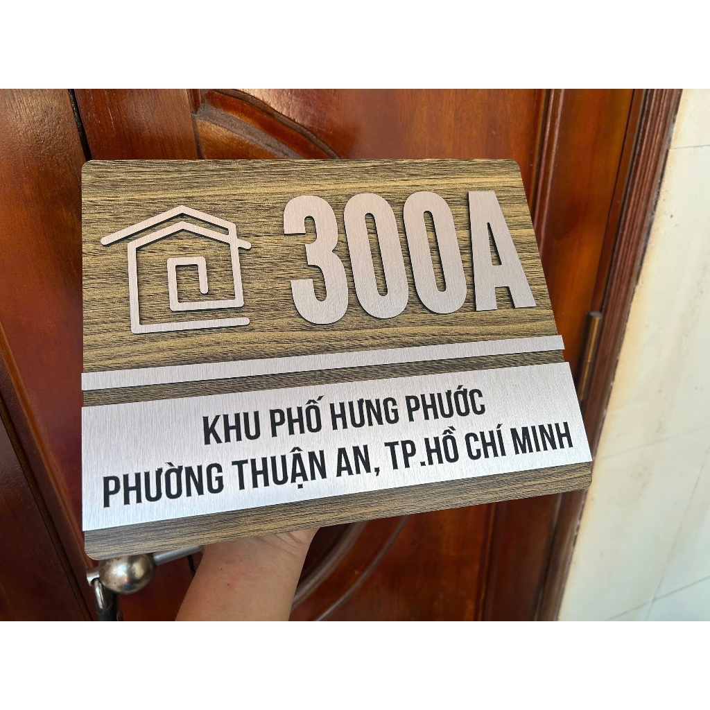 BIỂN SỐ NHÀ - Nền Alcorest vân gỗ, chữ alu xước bạc
