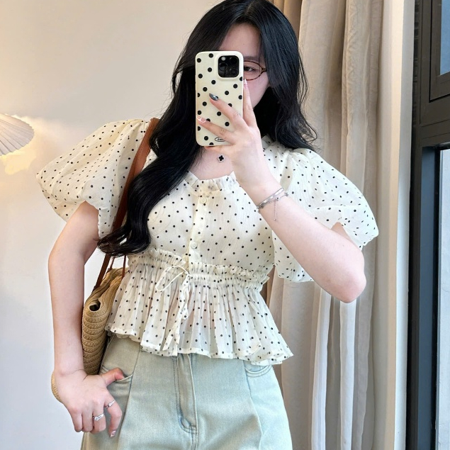 Áo  Sơ Mi Dáng Babydoll Crop Chấm Bi Tay Bồng Viền Bèo Dáng Bo Eo Dây Rút Cổ Tròn Joolate