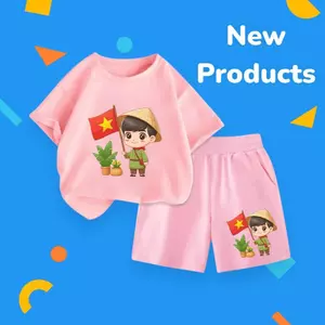 Set Cộc Tay Cotton Mềm – In Bé Trai Áo Xanh Cầm Lá Cờ Việt Nam, Bé Mặc Dễ Chịu (M 227)