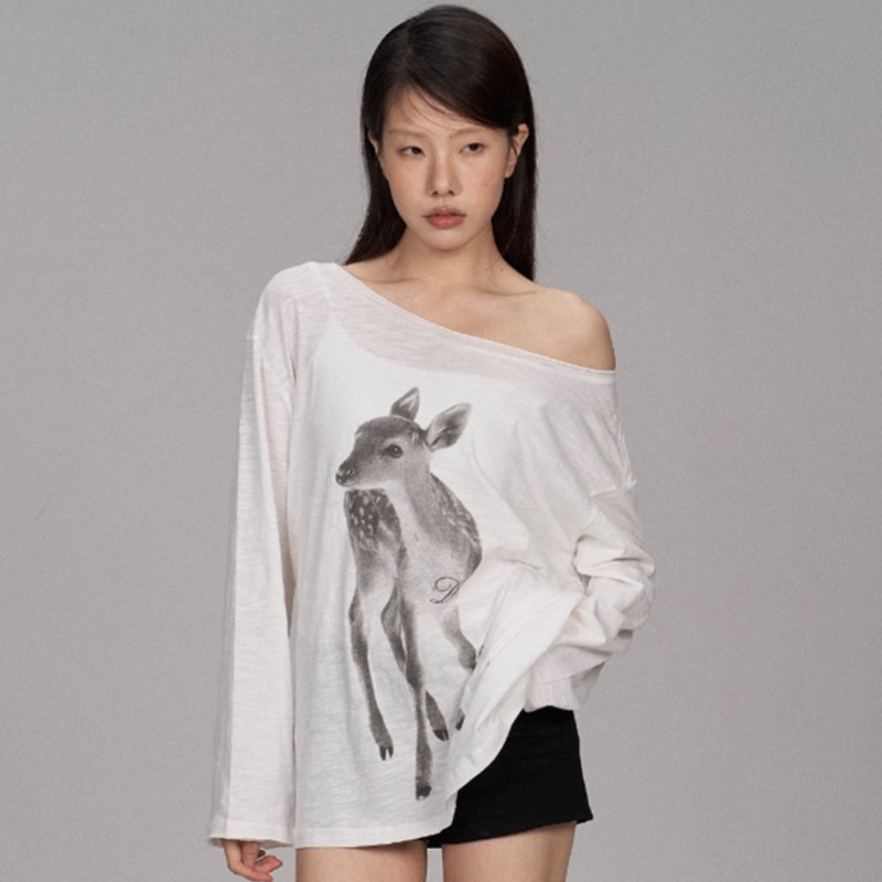 Áo trễ vai thun giấy cổ tròn trắng đen hoạ tiết hình cô gái và hươu nai dáng vừa cơ bản ATDT036 - Tiktik