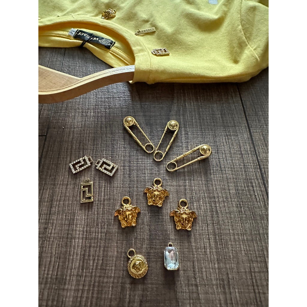 Phụ kiện gắn áo ghim băng Versace