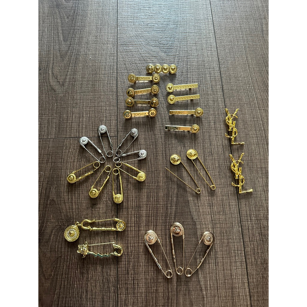 Phụ kiện gắn áo ghim băng Versace