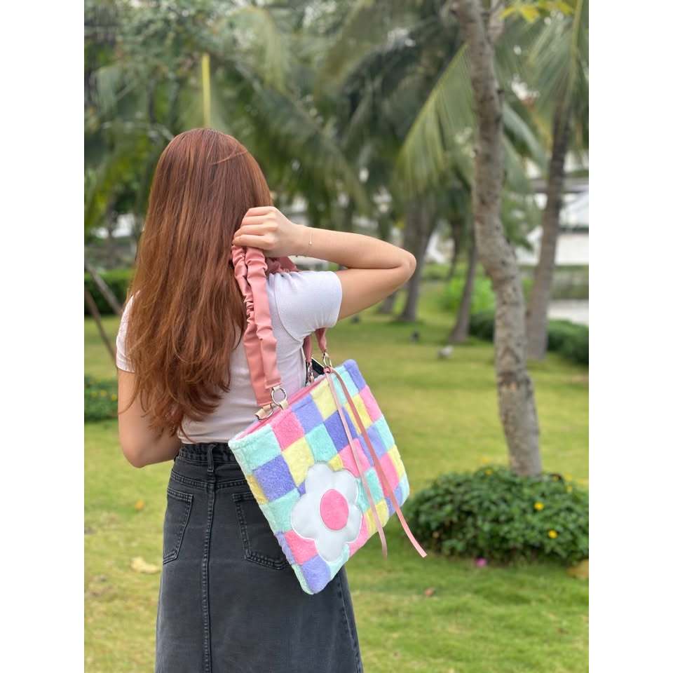 Puffie bag BLOOM - Túi tote vải lông phối da hoạ tiết nhiều màu pastel.