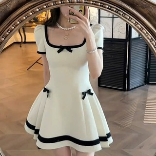 Đầm váy Đào design cộc tay dáng ngắn thiết kế cổ vuông đính nơ chiết eo mix chân vây xếp ly