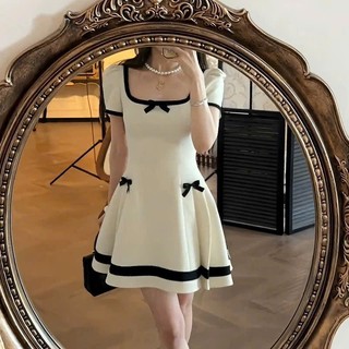Đầm váy Đào design cộc tay dáng ngắn thiết kế cổ vuông đính nơ chiết eo mix chân vây xếp ly