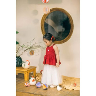 Set váy áo đỏ chân váy trắng linen cho bé