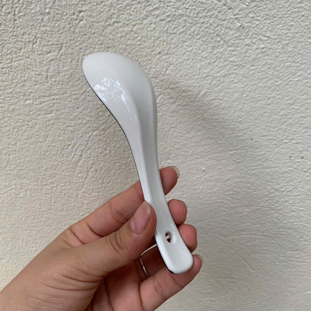 Muỗng sứ trắng viền đen đẹp, thìa sứ ăn súp, muỗng sứ ăn cơm ăn cháo màu trắng viền đen đơn giản sang trọng