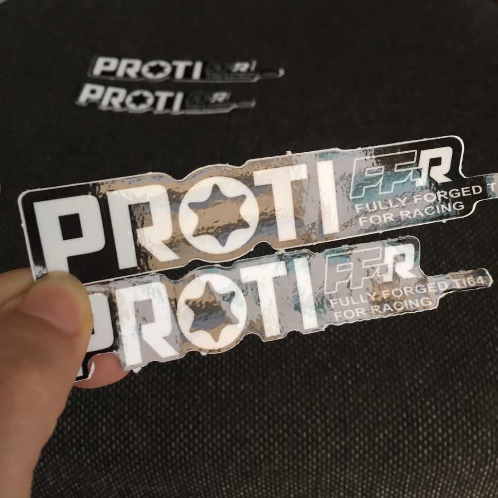 Logo PROTI[11.6x2.1cm] trắng nền đen. Hình dán decal siêu dính, chống nước, tem đua trang trí