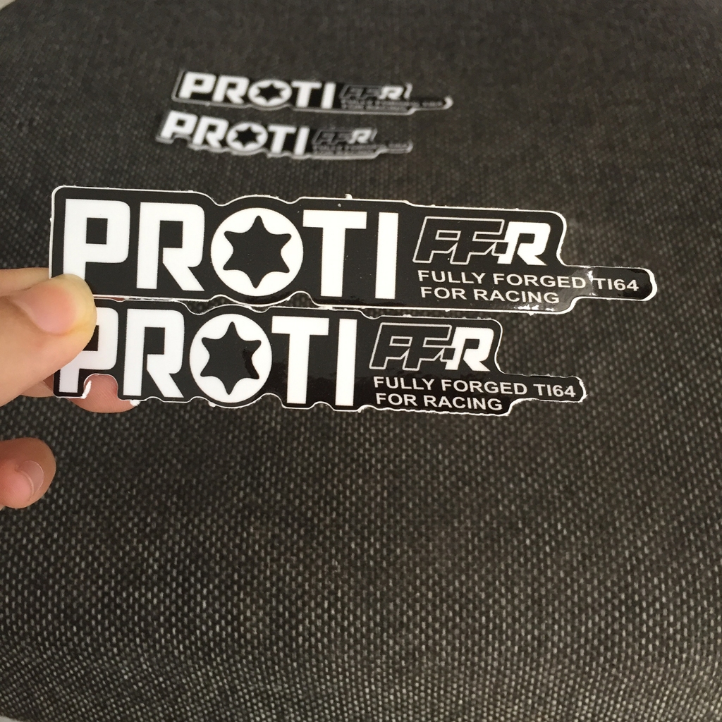 Logo PROTI[11.6x2.1cm] trắng nền đen. Hình dán decal siêu dính, chống nước, tem đua trang trí