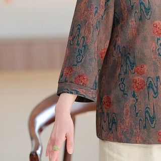 Áo sơ mi của bà ngoại 70 tuổi vào mùa hè