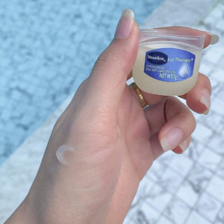 Sáp Dưỡng Môi Vaseline Lip Therapy (7g)
