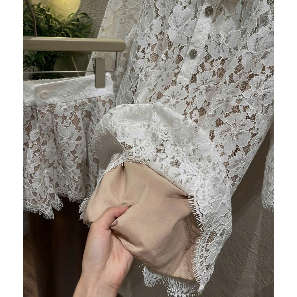Set Bộ Ren Trắng Nữ Cổ Đức Cúc Đá Kèm Quần Short Ngắn 2 Lớp, Set Đồ Sơ Mi Ren Kiểu Tay Lửng Sang Chảnh CHAMIE STUDIO