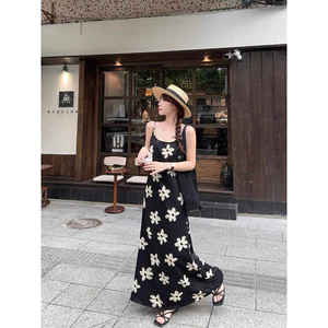 Flora-Đầm dây dáng dài maxi đen in hoa bản to, thanh lịch đơn giản đi biển nghỉ dưỡng, ôm dáng thon gọn