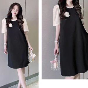 Đầm nữ công sở thanh lịch cộc tay form rộng Váy suông đen chất đũi phối tay voan cổ bèo dài tới gối kèm hoa cài T646G