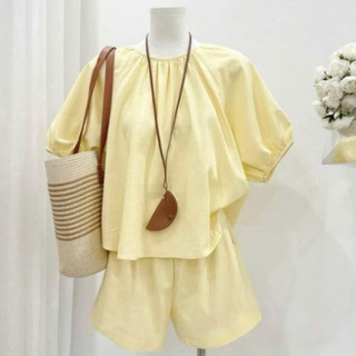 Set áo cổ viền đính cúc sau lưng kèm quần sooc cạp chun, set bộ vàng LAVIAN S40