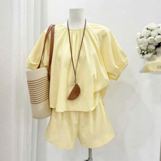 Set áo cổ viền đính cúc sau lưng kèm quần sooc cạp chun, set bộ vàng LAVIAN S40