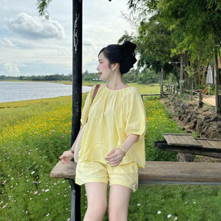 Set áo cổ viền đính cúc sau lưng kèm quần sooc cạp chun, set bộ vàng LAVIAN S40