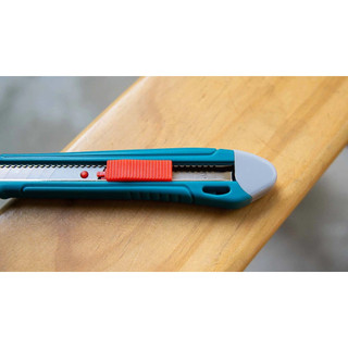 Dao rọc giấy Total THT5110916 150mm có sẵn lưỡi dao làm từ chất liệu thép không gỉ, bh hành 6 tháng