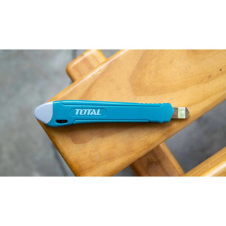 Dao rọc giấy Total THT5110916 150mm có sẵn lưỡi dao làm từ chất liệu thép không gỉ, bh hành 6 tháng