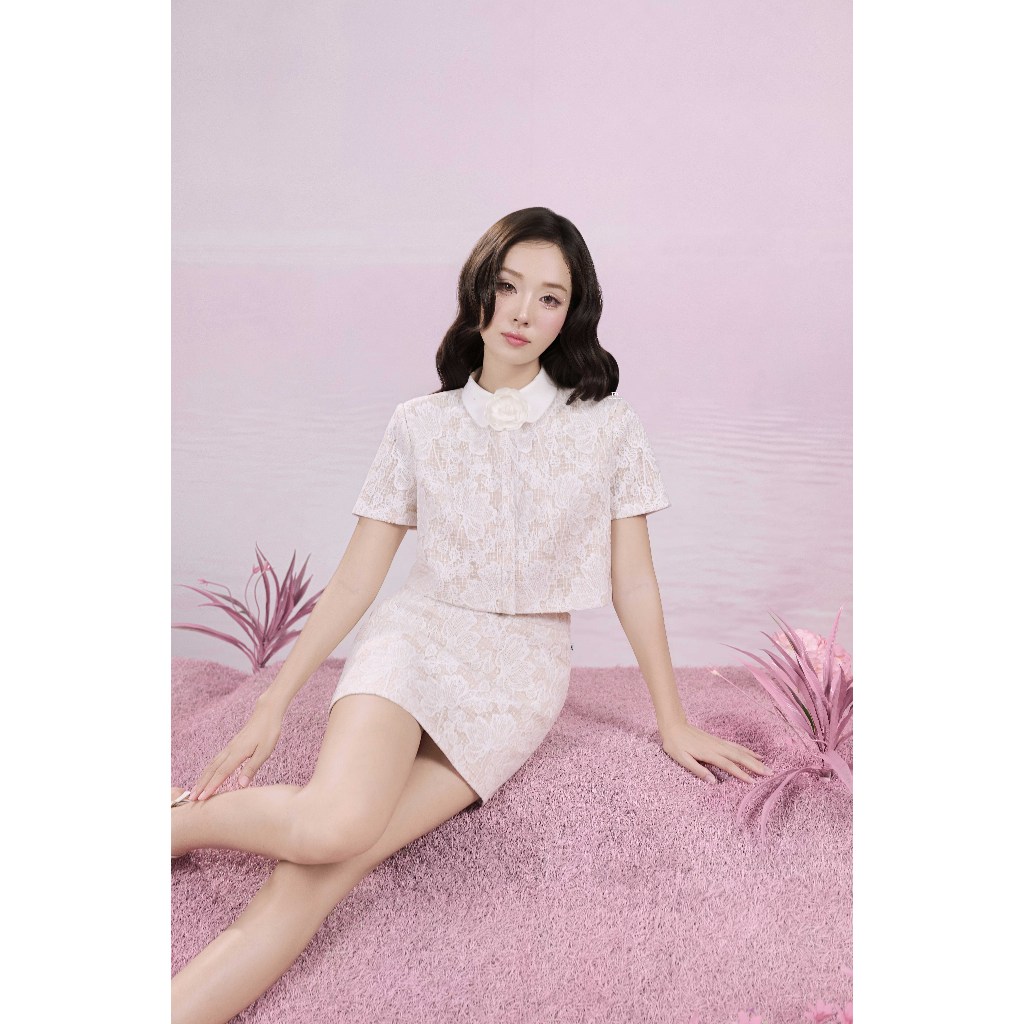 Set Áo Croptop Cổ Đức Ren Hoa 2T33.2506, Chân Váy A Nơ Eo 4S20.2506L. Đồ Set Nữ Ren Trắng Romantic Preppy 2025 bởi JM