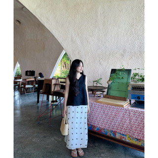 Chân váy tơ thêu hoa dáng dài Ma Vie