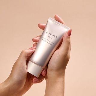 Kem Tay Dưỡng Trắng Chống Nhăn Cao Cấp Bổ Sung Tranexamic Acid & Niacinamide Infinity Kosé Nhật Bản 55g