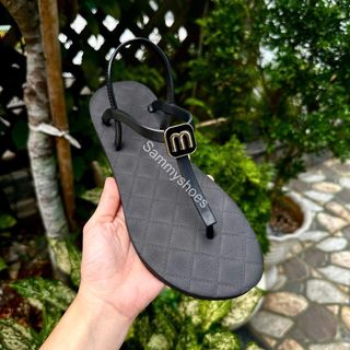 [GIÀYGIÀY SANDAL QUAI HẬU NỮ QUAI MỎNG CÁ TÍNH CHẤT LIỆU CAO SU ÊM ÁI GẮN CHARM CHỮ M BASIC ĐƠN GIAN