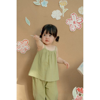 Set áo dây + quần dài linen xanh rêu cho bé gái