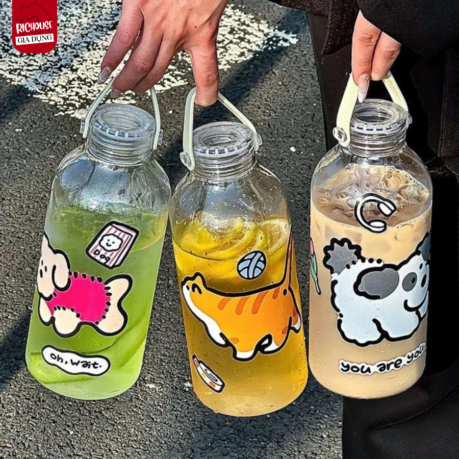 Bình Nước Nhựa Trong Suốt Cỡ Lớn 1200ml Có Nắp Chống Tràn Kèm Sticker Dễ Thương