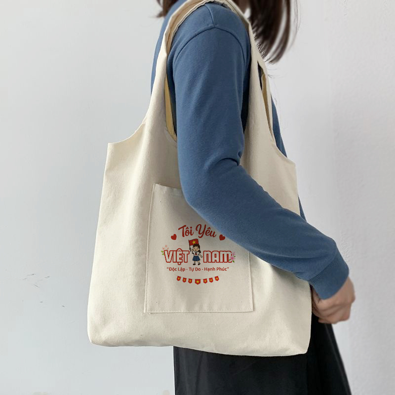 Túi tote liền thân ảnh cô bé cầm cờ Tôi Yêu Viêt Nam túi vải canvas Quốc Khánh 2/9 đeo vai đi chơi đi học tota0222