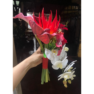 Bó hoa cưới cầm tay cô dâu tông đỏ và Lan trắng Ceveria c12