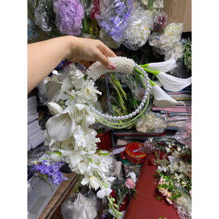bó hoa cưới cầm tay cô dâu hạt trai và rum dáng tròn Nguyệt