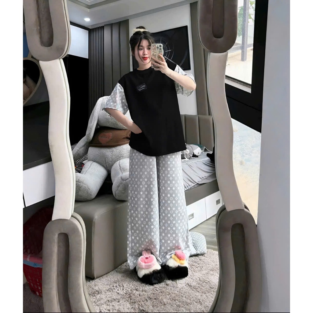 4-15 tuổi. Bộ cộc tay đính logo trước ngực quần ống xuông cho bé gái,quần chất vải tăm lạnh áo chất vải tổ ong .M36